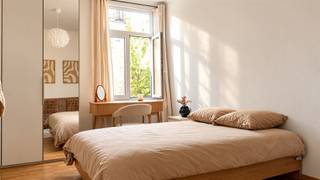 <p><span>Deze hoge, volumineuze woning, ligt in de binnenstad van Mechelen. De voordeur geeft uit op de Adegemstraat (zone 30), die werd heraangelegd met groen, zitbanken, ruimte voor fietsers en voetgangers, plus 71 tegeltuinen. De achterdeur geeft uit op de brede Koningin Astridlaan, waar u vlot met een bewonerskaart kunt parkeren. Dit asbestvrije huis werd het laatst gerenoveerd in de periode 2008-2009. De woning is reeds uitgerust met diverse energiezuinige voorzieningen, waaronder dakisolatie, een recente condensatieketel en ramen in witte PVC. De intieme living (elektrisch rolluik) met hoge plafonds aan de straatkant, is via een ruime hal verbonden met de grote eetkeuken. We spotten hier onder meer een gaskookplaat met 5 pitten en een dampkap. De naastgelegen bijkeuken/wasplaats geeft uit op de Koningin Astridlaan. Qua bergruimte beschikt u overigens ook over een kelder. Comfortabel aan dit huis is dat er op elk van de drie niveaus een toilet is voorzien. Voorts kunt u gelijkvloers douchen en treft u op de tweede verdieping onder dak een op te frissen badkamer met ligbad en lavabomeubel aan. Van de 3 zeer ruime kamers (laminaat), liggen er 2 op de eerste verdieping, waar er plaats is voor een dubbel bed, kleerkasten en een bureelhoek. Ook de derde kamer op de tweede verdieping heeft een volwaardig plafond, zonder schuine kanten. De bijkomende zolderruimte is zichtbaar geïsoleerd, maar niet vlot toegankelijk.</span></p>