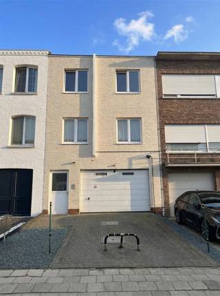 <p><span>Deze studio op de gelijkvloers bestaat uit een ruime living met keukenblok, badkamer met toilet en een ruime tuin.</span></p><p><span>Geen aparte slaapkamer.</span></p><p><span>Verder is er een garage en autostaanplaats aanwezig.<br />Appartement is voorzien van airco.</span></p><p><span>Rustige ligging vlakbij de voornaamste invalswegen!</span></p><p><span> </span></p><p><span> </span></p><p><span><br /><br /></span></p><p><span> </span></p>