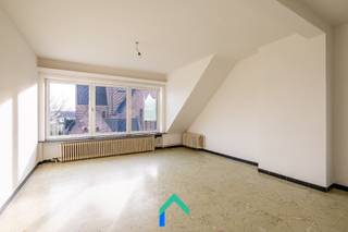 AlgemeenVlakbij het station van Zottegem vinden we dit lichtrijk appartement terug. Het kleinschalig gebouw bestaat slechts uit 4 appartementen en er...