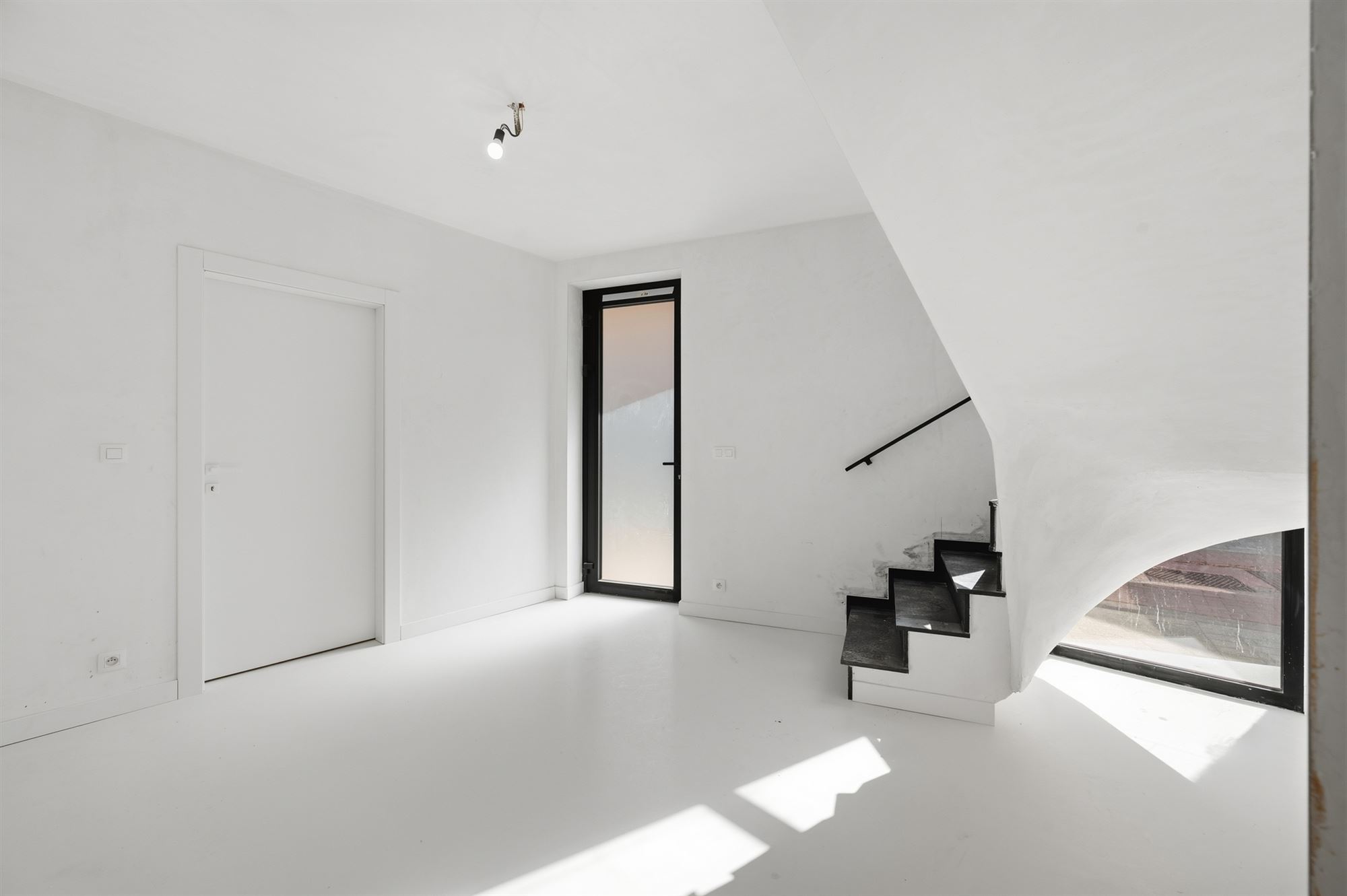 Ruime woning met 3 kamers, 2 badkamers en 3 terrassen - foto 3