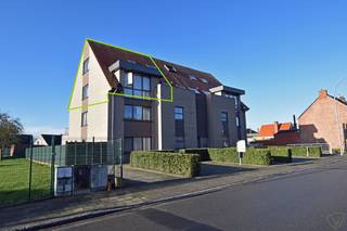 Het appartement maakt deel uit van de moderne en goed onderhouden residentie Aimé in de Dorpsstraat.Samenstelling:Op het gelijkvloers: inkomhal met...