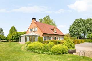 Charmante woning met groot bijgebouw (atelier) en 2 garages, op 5737m2, zeer goed gelegen qua bereikbaarheid, doch genietend van prachtige zichten rondom.
Op zoek naar een ruime en karaktervolle eigendom op een mooie ligging?
Indeling; inkom en traphal, apart toilet, gezellige lichtrijke leefruimte (uitgevend op de magnifieke tuin), toffe veranda, keuken met extra ontbijthoek, bijkeuken/berging, handige kelder.
Op het gelijkvloers bevindt zich nog een slaapkamers/bureau en ene badkamer. Op het verdiep: 3 slaapkamers en badkamer.
Praktisch bijgebouw: leuk atelier met zoldergedeelte, 2 garages en tuinberging.
Buiten geniet u van een prachtige, verzorgde tuin met vijver waar groen en privacy centraal staan.
Mogelijkheid om de aanpalende weide eveneens aan te kopen, wat extra opportuniteiten biedt voor wie op zoek is naar nog meer ruimte en groen.
De ideale eigendom voor wie op zoek is naar ruimte, groen en comfort op een gegeerde locatie.
Interesse? arne@immobeguin.be