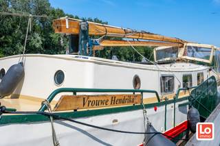 De boot heeft 4 slaapplaatsen, is in zeer goede staat en beschikt daarenboven over de nodige vlaggenbrief en vlakrapport. In augustus 2024 werd het schip volledig voorzien van een nieuw verfsysteem van Epifanes, waarbij het volledige systeem opnieuw werd opgebouwd vanaf de primerlagen volgens de voorschriften van de fabrikant. Hierdoor is het schip opnieuw duurzaam beschermd tegen corrosie en weersinvloeden. Daarnaast werden de zwaarden vernieuwd. De oorspronkelijke houten zwaarden werden vervangen door nieuwe stalen exemplaren, wat zorgt voor een grotere duurzaamheid en minder onderhoud in de toekomst.<br />Ook de huiddoorvoeren werden preventief vervangen door roestvrijstalen exemplaren. Hierdoor zijn deze beter bestand tegen corrosie en is toekomstig onderhoud beperkt. Verder werd de schroefas grondig gereinigd en nagezien. De anodes werden eveneens vervangen om een optimale bescherming tegen galvanische corrosie te garanderen. Uit het vlakrapport blijkt bovendien dat de staaldikte van het schip nog ruim voldoende is en dat het onderwaterschip zich in goede staat bevindt.<br />De liefhebbers die bijkomende informatie en/of een bezoek ter plaatse willen kunnen een mail sturen naar gunther@loimmo.be en wij contacteren u voor een afspraak.
