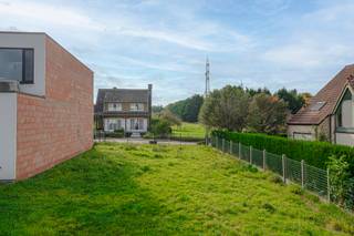 Bouwgrond voor halfopen bebouwing op uitstekende locatie in DilbeekOntdek deze mooi gelegen bouwgrond van 5a 27ca in een aangename en vlot bereikbare...