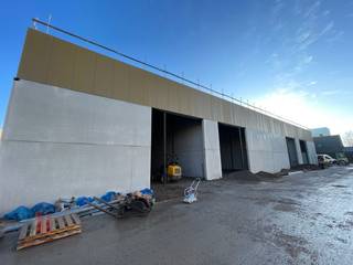 Nieuwbouw KMO-unit met een oppervlakte van +/- 164 m² en 1 privatieve parkeerplaats te koop. Fantastisch gelegen langs de Kwadestraat in de schaduw van het Westwing Park.<br /><br />Het<strong> casco magazijn </strong>is opgebouwd uit een staalconstructie met een buitenschil bestaande uit een combinatie van geïsoleerde betonpanelen en sandwichpanelen. De loods, brandklasse B, heeft een vrije hoogte van +/- 6 meter en is toegankelijk via een automatische sectionale poort (al dan niet met een aparte toegangsdeur en glaspartij). Sommige units zijn voorzien van een lichtstraat.<br /><br />De unit maakt deel uit van het bedrijvenpark "<strong>Hexahub</strong>" (fase I) bestaande uit 28 KMO-units van 126 m² tot 306 m² (samenvoegbaar tot grotere oppervlaktes) dat ondernemen combineert met een knappe architectuur. De strategische ligging, pal in het hart van ondernemend Roeselare, aan afrit Rumbeke, AZ Delta en Westwing Park, zorgt voor een vlotte bereikbaarheid en biedt een uitstekende uitvalsbasis voor de hele regio.<br /><br />Ruime parkeer- en manoeuvreerruimte voorzien op het terrein. Voorziene oplevering fase I : Q4-2025 / fase II : Q4 2026.<br /><br />Contacteer <strong>PANORAMA B2B</strong> voor bijkomende inlichtingen, plannen of een vrijblijvend plaatsbezoek <strong>0476 215 115</strong>.