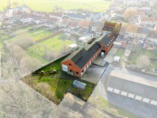 In het centrum van Lo bevindt zich deze uitzonderlijke eigendom waar wonen en werken perfect samenkomen. Met maar liefst 900 m² bruikbare...