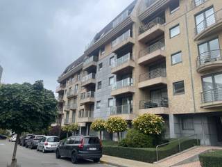 Ontdek dit charmante gelijkvloers appartement van 78m² in een stijlvol en verzorgd gebouw, op wandelafstand van het commercieel centrum,...