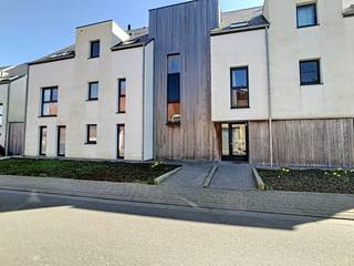 Appartement récent avec 2 chambres, terrasse et parking privé dans un quartier calme du centre de Poperinge. Disponible à partir du 1/7/2025.Dans...
