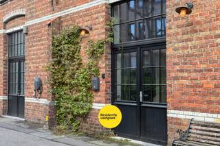 In een bijzonder gebouwencomplex met een rijk industrieel verleden bevindt zich deze karaktervolle woning, ooit een borstelfabriek met directeurswoning uit 1912. De eclectische architectuur met rode baksteen, wit geglazuurde accenten en typische Brugse ornamentiek geeft het geheel een unieke uitstraling. In 2020 werd de woning grondig gerenoveerd, waarbij authenticiteit en modern wooncomfort harmonieus werden samengebracht. <br />Met een bewoonbare oppervlakte van ca. 210 m2 biedt deze woning verrassend veel ruimte. Op het gelijkvloers bevinden zich 2 slaapkamers met elk een eigen badkamer, een wasruimte en terras die toegankelijk is vanuit beide slaapkamers. De verdieping vormt het hart van de woning: een lichtrijke leefruimte van maar liefst 53 m2 met vloerverwarming, gaskachel, een volledig uitgeruste open keuken, aangevuld met een charmante mezzanine, een derde slaapkamer en bureauruimte.<br />Dankzij 10 zonnepanelen, aluminium ramen met HR beglazing en een EPC-label B (111 kWh/m2) geniet u bovendien van een energiezuinige woning zonder renovatieverplichting.<br />Een zeldzame kans voor wie op zoek is naar een woning met geschiedenis, karakter én hedendaags comfort. (Vg, Wg, Gmo, Vkr, Gvv) Ref. BR00194<br />Neem voorsprong met een vrijblijvende en gratis schatting van uw eigendom via: http://www.residentievastgoed.be/gratisonlineschatten