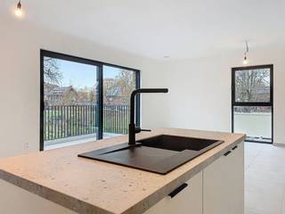 Cet appartement neuf moderne situé au Schranshoevelaan 8, Bâtiment D, boîte 1.3 dispose d’un séjour spacieux et lumineux avec cuisine...