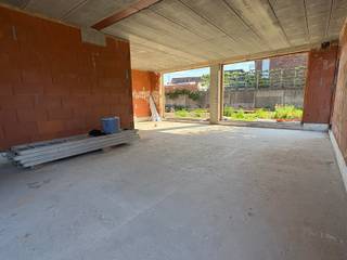 Deze woningen kunnen aangekocht worden aan 6% BTW als enige eigen woning of voor 15 jaar verhuur.<br /><br />Binnenkort uw nieuwe energiezuinige thuis in een rustige straat in Maldegem maken? Mis deze kans niet! OPLEVERING EIND 2026/BEGIN 2027!<br />Van deze 3 nieuwbouwwoningen wordt binnenkort gestart met de binnenafwerking. Hierbij kiest u volledig zelf nog de keuken, badkamer, vloeren, binnendeuren, …<br /><br />De woningen zijn bijzonder degelik opgebouwd met betonnen tussenverdieping én 2 betonnen trappen. Ze scoren zeer goed qua energiezuinigheid dankzij de WARMTEPOMPEN met vloerverwarming, ZONNEPANELEN, superisolerende beglazing, vloer- muur- en dakisolatie, ventilatie type D,… Daarnaast zijn 2 regenwaterputten van elk 7500L voorzien.<br /><br />De woningen zijn gelegen vlakbij centrum Maldegem. Daarnaast is er een vlotte verbinding met Antwerpen via de N49 en met het binnenland via de E40 te Aalter.<br /><br />Contacteer Bonne Vastgoed 7 op 7 voor meer info via 0468/104040 of info@bonnevastgoed.be
