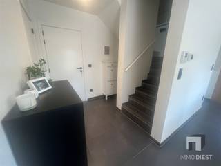 Welkom in dit prachtige, stijlvol en modern duplex appartement, centraal gelegen in Bekkevoort in een zeer rustige omgeving waar comfort en...
