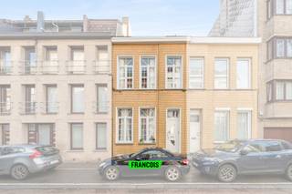 Deze ruime gezinswoning bevindt zich in de Belle Epoquewijk te Oostende. In de omgeving zijn er talrijke buurtwinkels en heeft u een vlotte toegang tot het centrum. <br /><br />De woning is instapklaar en biedt de nodige ruimte aan u en uw gezin. <br /><br />Er is een grote eet-en leefruimte beschikbaar, die dankzij de hoge plafonds en grote ramen zeer lichtrijk en open aanvoelen. Aansluitend is er de keuken. Deze is uitgerust met al het nodige en biedt een extra ontbijtplek. <br /><br />In totaal zijn er liefst vier volwaardige slaapkamers aanwezig. De gezinsbadkamer is uitgerust met een bad/douchecombinatie, dubbele lavabo en een toilet. <br /><br />U heeft daarenboven een gezellige koer ter beschikking. <br /><br />Tot slot is er nog een zeer ruime kelder, die tal van mogelijkheden biedt. <br /><br />Bent u op zoek naar een instapklare gezinswoning op een zeer gunstige locatie nabij het centrum van Oostende? Aarzel dan niet en neem contact op voor meer info of een afspraak! <br /><br />