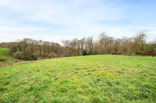 Deze bouwgrond is prachtig gelegen, genietend van een uniek uitzicht. Mooie bouwgrond met achterliggende tuin. Veel potentieel, geen...