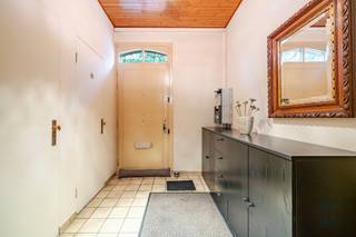 Deze woning is goedgelegen, en biedt veel potentieel voor mensen op zoek naar ruimte.Terras en tuin, dubbele carport achteraan, handige oprit en...