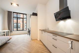 <p><span>Ontdek deze hoogwaardige en stijlvolle </span><span>studentenstudio</span><span> in een volledig gerenoveerd gebouw, gelegen in de Parijsstraat in het hart van Leuven. Het pand werd volgens de regels van de kunst gerenoveerd en afgewerkt met kwalitatieve materialen, met oog voor comfort en duurzaamheid.</span></p><p><span>De studio bevindt zich op de eerste verdieping en is uitgerust met een energiezuinige lucht-lucht warmtepomp, die zorgt voor efficiënte verwarming in de winter en aangename verkoeling in de zomer. Ze wordt volledig bemeubeld verkocht en beschikt over een comfortabele boxspring, bureau met bureaustoel, ingebouwde kleerkast en gordijn. Daarnaast is er een </span><span>praktische privatieve keuken</span><span> met ontbijtblok, magnetron en koelkast, waardoor u geniet van alle comfort binnen uw eigen studio.</span></p><p><span>Dankzij de absolute toplocatie in de Parijsstraat bevinden studenten zich op wandelafstand van campussen, winkels, horeca en het bruisende stadsleven van Leuven. Een ideale uitvalsbasis voor wie comfortabel én kwaliteitsvol wil wonen tijdens de studies.</span></p><p><span>Interesse in deze hoogwaardige studentenstudio? Contacteer ons via </span><span>016 15 31 15</span><span> of </span><span>info@immolivit.be</span><span>.</span></p><p><span> </span></p>