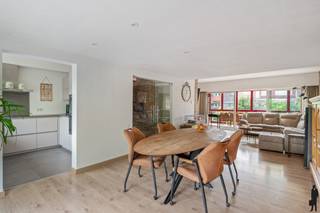 <p><strong> Zeer energiezuinige woning (A-label) met 5 slaapkamers, onderhoudsvriendelijke Z-tuin in wijk ‘Romeinse Put’ te Edegem<br /><br />Specifieke kenmerken:<br /></strong>- Zeer gunstige locatie, met vlotte bereikbaarheid naar belangrijke invalswegen <br />- Scholen, winkels, openbaar vervoer, park ‘Romeinse Put’ op wandelafstand<br />- Zeer energiezuinige woning met EPC: 65 kWh/m² (A label!) <br />- Zuid georiënteerd perceel van ca. 231m²<br />- Bewoonbare oppervlakte: ca. 207m² + garage ca. 35m²<br />- 5 volwaardige slaapkamers <br />- Praktijkmogelijkheden op het gelijkvloers<br />- Optimale lichtinval in de gehele woning<br />- Inpandige garage + oprit voor 2 wagens<br /><br /><strong>Technische kenmerken:<br /></strong>-Raamwerk vernieuwd : aluminium/pvc met driedubbel glas<br />- Dak vernieuwd + geïsoleerd volgens de energiedoelstellingen<br />- Gevelisolatie aanwezig + waterdicht gemaakt<br />- Zonnepanelen aanwezig<br />- Recent vernieuwde keuken + badkamer<br />- Gas CV<br /><br /><strong>Indeling:</strong><br /><span>Gelijkvloerse verdieping</span><br />- Ruime inkomhal <br />- Ruime garage met automatische poort<br />- Technische ruimte/berging<br />- Wasplaats<br />- Ruime slaapkamer (ca. 19m²) met zicht op de tuin; deze ruimte kan eventueel ook interessant zijn als bureau en/of combi werk-privé <br /><br /><u>Eerste verdieping<br /></u>- Hal met apart toilet<br />- Lichtrijke leefruimte in L-vorm<br />- Vernieuwde keuken, voorzien van alle comfort <br />- Aangebouwde veranda met toegang naar de tuin<br /><br /><span>Tweede verdieping</span> <br />- Nachthal met apart toilet<br />- 4 ruime slaapkamers (ca. 8 – 9,5 – 12 – 13m²) <br />- Vernieuwde badkamer met inloopdouche en dubbele wastafel</p>