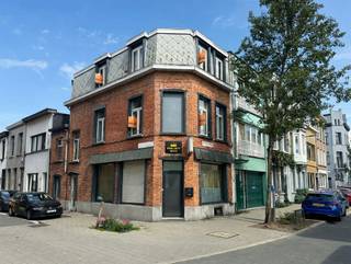 <p><span>Deze mooie hoekwoning is gelegen op een centrale en strategische locatie in Antwerpen-Berchem, op korte afstand van het stadscentrum en met een vlotte verbinding naar de belangrijkste invals- en uitvalswegen. Dankzij de hoekligging geniet de woning bovendien van een aangename uitstraling en een uitstekende zichtbaarheid.</span></p><p><span>De woning beschikt over een totale bewoonbare oppervlakte van ongeveer 187 m² en biedt dankzij de ruime indeling tal van mogelijkheden. De verschillende leefruimtes kunnen naar eigen wens worden ingericht en aangepast, waardoor de woning zowel geschikt is voor gezinnen als voor wie op zoek is naar een ruime en veelzijdige stadswoning.</span></p><p><span>De woning biedt een aangename combinatie van leefruimte, comfort en praktische mogelijkheden. Dankzij de ruime oppervlakte zijn er verschillende opties om de woning verder naar eigen smaak en behoeften in te richten of te optimaliseren.</span></p><p><span>Ook de ligging vormt een belangrijke troef. In de directe omgeving bevinden zich tal van winkels, horecazaken, scholen en andere dagelijkse voorzieningen. Daarnaast zorgen de nabijgelegen invals- en uitvalswegen voor een vlotte bereikbaarheid van Antwerpen-centrum en de omliggende gemeenten. Ook het openbaar vervoer is gemakkelijk bereikbaar.</span></p><p><span>Dankzij de centrale ligging, de ruime bewoonbare oppervlakte en de aantrekkelijke hoekligging biedt deze woning tal van mogelijkheden voor de toekomstige eigenaar.</span></p><p><span>Een interessante opportuniteit voor wie op zoek is naar een ruime en veelzijdige woning op een centrale locatie in Antwerpen-Berchem.</span></p>