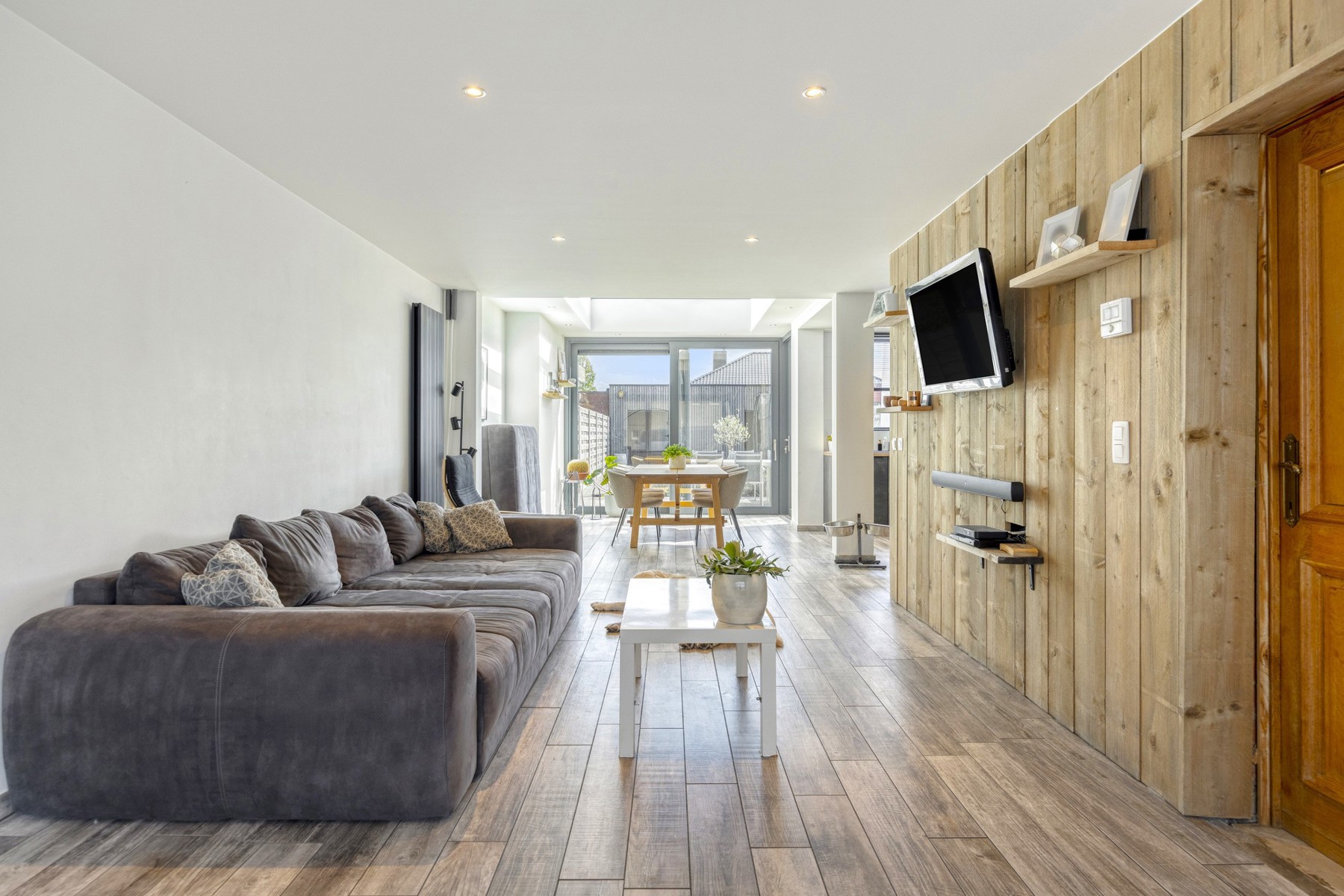 Instapklare gezinswoning met 3 slaapkamers, garage en tuin - foto 2