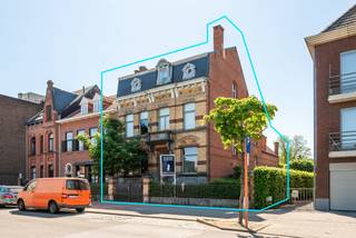 Uniek en imposant, halfvrijstaand herenhuis in eclectische stijl, gelegen in het centrum van Turnhout. De burgerwoning werd in 1905 opgetrokken...