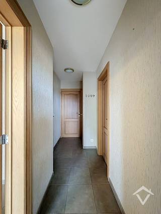 Op een rustige en centrale ligging in de Kronevoordestraat te Handzame bevindt zich dit ruim en lichtrijk appartement met twee volwaardige slaapkamers. Dankzij de gunstige ligging geniet u van een vlotte bereikbaarheid en bevinden winkels, openbaar vervoer en belangrijke invalswegen zich in de nabije omgeving.<br /><br />Het appartement is gelegen op de derde verdieping en is zowel bereikbaar via de lift als de trap. Als enige appartement op deze verdieping geniet u van extra rust, privacy en een ruime privatieve nachthal.<br /><br />Via de inkomhal bereikt u de aangename leefruimte, die dankzij de grote raampartijen baadt in het natuurlijke licht. De open, ingerichte keuken sluit naadloos aan op de leefruimte en biedt toegang tot het gezellige terras, waar het aangenaam vertoeven is. Aansluitend bevindt zich een praktische berging, ideaal voor het stockeren van voorraad en huishoudmateriaal.<br /><br />Verder beschikt het appartement over twee ruime slaapkamers, waarvan één voorzien is van extra opbergruimte/dressing. De badkamer is ingericht met een lavabo, douche en aansluitingen voor een wasmachine en droogkast. Het toilet bevindt zich afzonderlijk.<br /><br />Als extra troef kan een ruime inpandige garage worden aangekocht voor € 27.000, ideaal voor het veilig parkeren van uw wagen.<br /><br />Troeven<br />- Ruim en lichtrijk appartement<br />- Enig appartement op de derde verdieping<br />- Lift aanwezig<br />- Ruime inpandige garage optioneel aan te kopen (€ 27.000)<br />- Rustige en centrale ligging nabij winkels, scholen en openbaar vervoer<br />- Energiezuinig, EPC label C<br />- Elektriciteit conform tot 2035<br /><br />Op zoek naar een instapklaar appartement met veel lichtinval, privacy en een uitstekende ligging? Contacteer ons en plan uw bezoek in.