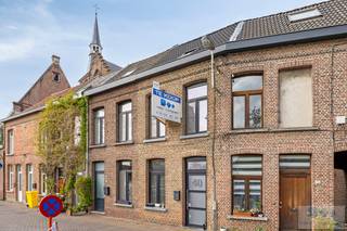 Op een uitstekende locatie te Lier, bevindt zich deze gezellige starterswoning met 3 slaapkamers en publieke parkeergelegenheid op wandelafstand...