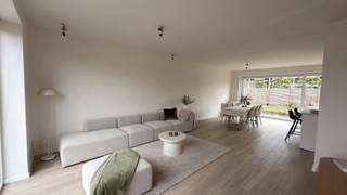 <p><span>Zeer goedgelegen, kwalitatieve moderne nieuwbouw gelegen in de Moorstraat te Sint-Eloois-Vijve.</span><br /><br /><span>Goedgelegen MODERNE kwalitatieve nieuwbouw, voorzien van de laatste technieken.</span><br /><span>INDELING: inkom, apart toilet, gezellige lichtrijke leefruimte met open geïnstalleerde keuken, berging en wasplaats, eventuele carport, en op het verdiep 3 slaapkamers en badkamer.</span><br /><br /><span>Voorzien van ZONNEPANELEN, vloerverwarming warmtepomp.</span><br /><br /><span>Info: emiel@immobeguin.be</span></p>