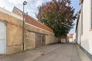 <span><span>In de charmante <strong>Begijnhofstraat</strong>, vlakbij het water en achter de Grote Dijk, vind je dit <strong>polyvalente pand</strong>.<br />Ideaal gelegen in het <strong>centrum van Diksmuide</strong>, met vlotte bereikbaarheid en tal van mogelijkheden.</span></span><br /><span><span>Een instapklare ruimte met veel potentieel.</span></span><br /><span><span>Bestaande uit een <strong>gelijkvloers van 68m</strong>² en een <strong>verdieping van 50m²</strong>.<br />Het gebouw is uitgerust met <strong>water, verwarming en elektriciteit</strong>, waardoor het zich leent tot verschillende invullingen:</span></span>
<ul><li><span><span><span> <strong>loftwoning</strong></span></span></span></li><li><span><span><span><strong>atelier</strong> of creatieve werkplek</span></span></span></li><li><span><span><span><strong>pop-upconcept</strong> of <strong>eventruimte</strong></span></span></span></li></ul>
<span><span><strong>Interesse?</strong><br />Contacteer ons via <strong>peter@eravandenbussche.be</strong> of bel <strong>0473/39 04 01</strong> </span></span><br />