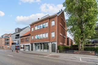 <p><span>Ben je op zoek naar een stijlvol en instapklaar appartement in het centrum van Mol? Dan is dit volledig gerenoveerde dakappartement aan de Rozenberg zeker iets voor jou. </span></p><p><span>Gelegen op de dak-verdieping, straalt deze woonst charme en comfort uit.</span></p><p><span> </span></p><p><span>Het appartement beschikt over een ruime en lichtrijke leefruimte waar je meteen een gevoel van openheid en rust ervaart. </span></p><p><span>Grote ramen zorgen voor een overvloed aan natuurlijk licht.</span></p><p><span>Aansluitend vind je de open keuken die dankzij haar moderne inrichting en slimme indeling het hart van de woning vormt. </span></p><p><span> </span></p><p><span>Verder zijn er twee slaapkamers, waardoor het appartement perfect is voor een jong koppel, een alleenstaande of zelfs voor wie graag een extra kamer wil inrichten als bureau of hobbyruimte. </span></p><p><span> </span></p><p><span>De badkamer is uitgerust met een moderne douche en een stijlvol badkamermeubel. </span></p><p><span>Het toilet is afzonderlijk, wat zorgt voor extra comfort en privacy.</span></p><p><span> </span></p><p><span>Wat dit appartement écht uniek maakt, is het ruime terras  een heerlijke buitenruimte waar je kan genieten van de zon,</span></p><p><span>.</span></p><p><span>De ligging is zonder twijfel een grote troef. Op wandelafstand vind je allerlei winkels, gezellige cafés, restaurants en vlot openbaar vervoer. Alles wat je nodig hebt, ligt letterlijk om de hoek.</span></p><p><span> </span></p><p><span>Verder is er een gezamenlijke fietsenstalling voorzien, geniet het appartement van een zeer gunstige EPC-waarde, en zijn er geen gemeenschappelijke kosten.</span></p><p><span> </span></p><p><span> </span></p><p><span>Samengevat:</span></p><p><span>Dit appartement combineert comfort, charme en een toplocatie. Met zijn moderne afwerking, groot terras en praktische indeling is het de perfecte plek voor wie op zoek is naar een warme thuis in hartje Mol.</span></p><p><span> </span></p><p><span>Interesse? Neem gerust contact op voor meer informatie of een bezichtiging. </span></p><p><span>Dit pareltje is instapklaar en wacht op zijn nieuwe bewoner(s)!</span></p><p><span> </span></p><p><span>Beschikbaar vanaf 01/09!</span></p>