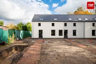 Deze halfopen bebouwing ligt op een rustige, groene locatie in tweede bouwlijn en werd in 2025 grondig vernieuwd.De Buitenschil is recent aangepakt:...