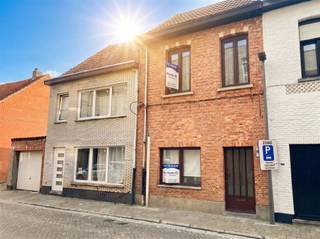 <p>Découvrez cette maison familiale pratique de 4 chambres à coucher avec jardin orienté au sud.</p><p>Derrière une façade discrète se cache une maison familiale accueillante avec beaucoup de potentiel. Une fois les aménagements de la rue réalisés, vous disposerez d'une rue piétonne à sens unique.</p><p>Au rez-de-chaussée, vous trouverez un hall d'entrée, un salon et une cuisine avec coin repas donnant sur le jardin. En outre, il y a une salle de bains avec douche à l'italienne et double lavabo, des toilettes séparées, une cave et un débarras avec un escalier pliant vers le grenier qui pourrait être converti en une chambre supplémentaire ou une pièce de loisir. Par un escalier fixe, vous accédez au 2ème étage avec une 3ème chambre (25m²).<br />Cette propriété est située près du centre ville et donc à distance de marche/cyclisme des magasins, écoles et transports publics.</p><p>Info light : Vg, Wg, Gvkr, Gvv, P-score : D, G-score : D<br />Il ne s'agit pas d'une offre, toutes les informations sont sujettes à des erreurs matérielles et/ou des changements. Les zones énumérées sont purement indicatives<br /> </p>