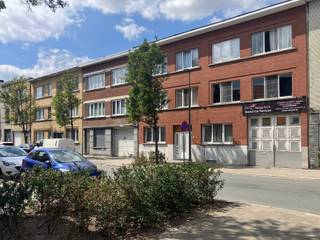 <h3>Opbrengsteigendom met 4 appartementen en garage</h3>
<p>Interessante <strong>opbrengsteigendom met renovatie- en optimalisatiepotentieel</strong> aan de Heirmanstraat in Merksem. Het gebouw omvat <strong>4 appartementen van elk ca. 59 m²</strong> en een ruime gelijkvloerse garage/werkplaats. Een interessante opportuniteit voor investeerders die op zoek zijn naar bestaand huurrendement gecombineerd met mogelijkheden om het vastgoed verder te optimaliseren.</p>
<p>De appartementen zijn functioneel ingedeeld en beschikken telkens over één slaapkamer. De huidige afwerking varieert en het gebouw biedt mogelijkheden voor verdere opfrissing en energetische renovatie. De individuele EPC-labels bedragen <strong>B, C, F en F</strong>.<br /><br /></p>
<h3>Indeling</h3>
<p><strong>Gelijkvloers</strong></p>
<ul>
<li>Gemeenschappelijke inkom en traphal</li>
<li>Zeer ruime garage/werkplaats</li>
<li>Praktische opslagmogelijkheden</li>
</ul>
<p><strong>Eerste verdieping</strong></p>
<ul>
<li>2 appartementen van elk ca. 59 m²</li>
<li>Living</li>
<li>Keuken/eetruimte</li>
<li>1 slaapkamer</li>
<li>Badkamer</li>
<li>Apart toilet</li>
</ul>
<p><strong>Tweede verdieping</strong></p>
<ul>
<li>2 appartementen van elk ca. 59 m²</li>
<li>Living</li>
<li>Keuken/eetruimte</li>
<li>1 slaapkamer</li>
<li>Badkamer</li>
<li>Apart toilet</li>
</ul>
<br />
<h3>Huuropbrengsten</h3>
<p>De oorspronkelijke basishuurprijzen bedragen:</p>
<ul>
<li>Appartement 1: € 550/maand</li>
<li>Appartement 2: € 475/maand</li>
<li>Appartement 3 + grote garage/werkplaats: € 1.012/maand</li>
<li>Appartement 4: € 545/maand</li>
<li><strong>Totale oorspronkelijke basishuur: € 2.582/maand</strong></li>
<li><strong>Totale oorspronkelijke basishuur: € 30.984/jaar</strong></li>
</ul>
<p>De aangeleverde huurdossiers tonen dat er nadien indexeringen werden toegepast. Zo vermeldt het dossier voor de tweede verdieping links een geïndexeerde huurprijs van € 1.242,42 en een afzonderlijk bedrag voor een standplaats.<br /><br /></p>
<p>Bovenstaande opbrengstberekening is bewust gebaseerd op de door de verkoper opgegeven oorspronkelijke basishuurprijzen en niet op een berekening van de actuele geïndexeerde huurinkomsten.</p>
<h3>Pluspunten</h3>
<ul>
<li>Opbrengsteigendom met 4 appartementen</li>
<li>4 wooneenheden van elk ca. 59 m²</li>
<li>Grote gelijkvloerse garage/werkplaats</li>
<li>Bestaande huurinkomsten</li>
<li>Renovatie- en optimalisatiepotentieel</li>
</ul>
<p>Een Interessante investering voor wie bestaande huurinkomsten wil combineren met de mogelijkheid om het gebouw stapsgewijs op te frissen en energetisch te verbeteren.</p>
<p><strong>Interesse in deze opbrengsteigendom? Contacteer Immo Point op 03 535 12 75 voor meer informatie of een bezoek.<br /><br /></strong></p>
<p><strong>BEWOONBARE OPPERVLAKTE:</strong> De vermelde “bewoonbare oppervlakte” is gebaseerd op de “bruikbare vloeroppervlakte” zoals vermeld in het EPC.</p>
<p><strong>RENOVATIEPLICHT:</strong> De appartementen met energielabel F vallen onder de renovatieplicht. Gebouwen met energielabel E of F moeten binnen de 6 jaar energetisch gerenoveerd worden tot minstens label D.</p>
<p><strong> </strong></p>