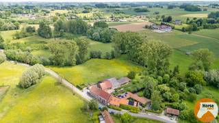 HERNE - Charmante gezinswoning met praktijkruimte, ruime opslagloods en weideOp zoek naar rust, ruimte én mogelijkheden? Dan is deze unieke eigendom...