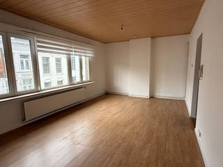 Dit appartement is gelegen op de tweede verdieping van een kleinschalig gebouw. Indeling: een inkomhal, een keuken uitgerust met een elektrische kookplaat, een dampkap, koelkast, diepvries, oven, vaatwasmachine en opbergkasten. Een aparte bergplaats met CV ruimte en aansluiting voor een wasmachine. Er is een woon- en eetkamer 27m² en een badkamer voorzien van een douche, een toilet en een wandmeubel met lavabo. Tevens is er een aparte slaapkamer 14m² en op de gelijkvloerse verdieping is er een autostaanplaats beschikbaar in het garagecomplex. Er is een maandelijkse provisie voor het waterverbruik. Op een boogscheut van Singel, Markgravelei, Broederminstraat, het Openbaar vervoer, scholen en winkels ....