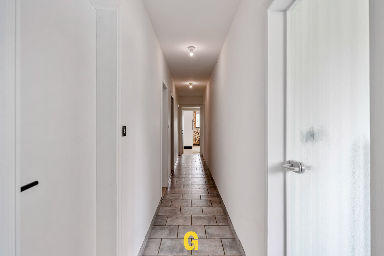Degelijke vrijstaande bungalowwoning met in te richten zolder, bijgebouwen en prachtige tuin met weids zicht op de achtergelegen groene omgeving, op 11a 87ca. - foto 4