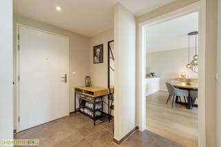 Instapklaar wonen met ruimte, licht en comfort in een rustige, autoluwe omgeving? Dit prachtige appartement in residentie Residentie De Kaars (bouwjaar 2013) combineert moderne luxe met een aangename leefomgeving.<br /><br />Bij het binnenkomen wordt u verwelkomd in een ruime inkomhal met vestiaireruimte, die naadloos overgaat in de lichtrijke leefruimte. Grote raampartijen zorgen voor een overvloed aan natuurlijk licht, terwijl de kwalitatieve volle parketvloer een warme en stijlvolle uitstraling creëert. De open keuken is volledig uitgerust met alle nodige toestellen en voldoende kastruimte, ideaal voor wie houdt van praktisch én gezellig koken.<br /><br />Het appartement beschikt over drie volwaardige slaapkamers, elk met dezelfde hoogwaardige afwerking en parketvloer. De badkamer biedt alle comfort met een dubbele lavabo, ligbad én aparte douche. Daarnaast is er een handige berging met aansluiting voor wasmachine en droogkast, en een apart gastentoilet met handenwasser.<br /><br />Buiten geniet u van een ruim terras, perfect om te ontspannen in alle rust. Dankzij de autoluwe ligging woont u hier in alle sereniteit, met toch een vlotte bereikbaarheid naar winkels, scholen en openbaar vervoer.<br /><br /><u><strong>Extra troeven:</strong></u><br />Energiezuinig (EPC-label B)<br />Privatieve ondergrondse berging<br />Verplichte aankoop van een ondergrondse parkeerplaats (nr. 19) aan €20.000<br /><br />Bent u op zoek naar een instapklaar appartement waar comfort, ruimte en rust centraal staan? Contacteer ons vandaag nog voor een bezoek en ontdek zelf de charme van dit unieke aanbod.
