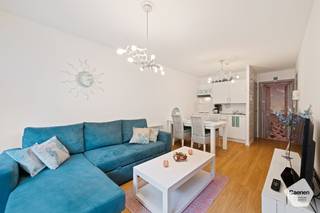 Deze <strong>moderne</strong> en volledig <strong>instapklare</strong> <strong>studio</strong> bevindt zich op de <strong>eerste</strong> <strong>verdieping</strong> van een verzorgd gebouw met <strong>lift</strong> en geniet van een <strong>uitstekende</strong> <strong>ligging</strong>, vlak aan de achterzijde van de zeedijk. Bovendien bevinden de jachthaven en het openbaar vervoer zich op een steenworp afstand.<br /><br />De studio beschikt over een <strong>lichtrijke</strong> <strong>leefruimte</strong> met rechtstreekse toegang tot een <strong>zongericht</strong> <strong>terras</strong>, waar je heerlijk kunt genieten van de buitenlucht. De <strong>praktische</strong> <strong>keuken</strong> is uitgerust met de nodige <strong>basisvoorzieningen</strong> en sluit mooi aan bij de leefruimte. Verder omvat de studio een <strong>ruime</strong> <strong>slaaphoek</strong>, een <strong>badkamer</strong> met <strong>douche</strong> en een <strong>extra</strong> <strong>berging</strong>, wat zorgt voor de nodige praktische bergruimte.<br /><br />Een bijkomende troef is de reeds <strong>conforme</strong> <strong>elektrische keuring</strong>, zodat je hier zonder zorgen kunt genieten. De studio wordt verkocht onder het systeem van erfpacht, wat een <strong>fiscaal</strong> <strong>voordelige</strong> <strong>aankoop</strong> mogelijk maakt. Domiciliëring is niet mogelijk.