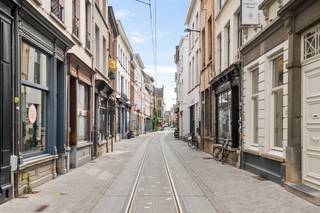 Op amper twee minuten wandelen van de Onze-Lieve-Vrouwekathedraal bevindt zich dit charmante handelsgelijkvloers. Een uitstekende locatie midden in het bruisende historische centrum van Antwerpen, waar karakter en commerciële mogelijkheden mooi samenkomen.<br /><br />Het pand beschikt over een commerciële ruimte van ca. 40 m², aangevuld met een apart toilet en een praktische kitchenette en/of werkruimte. Daarnaast is er een ruime kelderberging van ca. 15 m², ideaal voor voorraad, materiaal of extra opslag.<br /><br />Een echte blikvanger is de originele mozaïekvloer in het atelier. Dit authentieke detail geeft het pand extra charme en zorgt voor een unieke uitstraling.<br /><br />Dankzij de praktische indeling en aantrekkelijke ligging leent het handelspand zich voor verschillende commerciële activiteiten. Denk bijvoorbeeld aan een kapsalon, boetiek, brei- of handwerkwinkel, schoonheidssalon of atelier. Momenteel is het pand ingericht als kapsalon en is er reeds een aansluiting voor een wastafel voorzien. Horeca is niet toegelaten.<br /><br />Het handelspand wordt op heden verhuurd. <br /><br />Pluspunten:
<ul>
<li><span>Toplocatie in het historische centrum</span></li>
<li><span>Op wandelafstand van de Kathedraal</span></li>
<li><span>Originele mozaïekvloer</span></li>
<li><span>Zeer goed onderhouden</span></li>
<li><span>Geen gemeenschappelijke kosten</span></li>
<li><span>Ruime kelderberging</span></li>
</ul>
Interesse in deze charmante handelsruimte? Contacteer ons via 03 337 50 70 of surf naar www.vbvastgoed.be voor meer informatie of een bezoek ter plaatse.