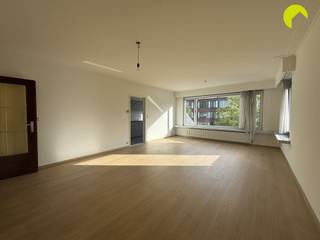 <p><span>Dans le quartier résidentiel agréable de « Buizegem », nous trouvons cet appartement de 3 chambres avec une terrasse ensoleillée, situé dans un petit immeuble très calme et bien entretenu comprenant 3 logements.</span></p><p><span>Un emplacement agréable avec beaucoup de verdure dans les environs immédiats et une bonne accessibilité. Le centre d'Edegem, les transports en commun et de nombreux commerces locaux sont tous accessibles à pied ou à vélo !</span></p><p><span> </span></p><p><span>Aménagement :</span></p><p><span>Nous entrons dans l'appartement par le hall d'entrée, équipé d'un WC séparé et d'un débarras pratique avec raccordement pour lave-linge/sèche-linge.</span></p><p><span>Nous arrivons ensuite dans le salon spacieux avec cheminée décorative, qui bénéficie d'une grande luminosité grâce aux grandes fenêtres. </span></p><p><span>Vous trouverez ensuite une cuisine basique, mais récemment rénovée, équipée d'une cuisinière à gaz avec hotte, d'un évier avec égouttoir et de nombreux rangements. </span></p><p><span>Enfin, un garage spacieux est disponible avec l'appartement, qu'il est obligatoire de louer pour 75 € par mois. </span></p><p><span> </span></p><p><span>Points forts : </span></p><p><span>·Situation centrale : à quelques pas de la Romeinse Put, des écoles, des transports en commun, des commerces, etc.</span></p><p><span>·3 chambres à coucher spacieuses </span></p><p><span>·Cave privée </span></p><p><span>·Place de parking obligatoire à louer pour 75 € par mois</span></p><p><span> </span></p><p><span>Infos utiles :</span></p><p><span>·Disponible immédiatement</span></p><p><span>·Frais mensuels : 10 €/mois (minuterie parties communes)</span></p><p><span>·Garantie locative 3 mois </span></p><p><span>·État des lieux 225 €</span></p><p><span>·PEB : 255 kWh/m²</span></p><p><span> </span></p><p><span>!!! NOUVEAU : PRENEZ DÈS À PRÉSENT VOTRE RENDEZ-VOUS VIA NOTRE MODULE EN LIGNE !!! </span></p><p><span>Rendez-vous sur la page de la propriété concernée sur notre site web www.habicom.be, puis cliquez sur le bouton rose « PLANIFIER UNE VISITE ».</span></p>