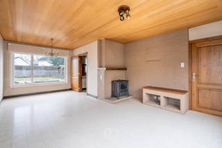 SCHRIJF JE IN VOOR HET EERSTE BEZOEKMOMENT VAN DINSDAG 10 FEBRUARI VIA ONZE WEBSITE<br /><br />Ben jij op zoek naar een stevige woning met veel potentieel in het landelijke hart van Lozer? Gevonden!<br /><br />Deze woning geniet van een rustige en groene ligging, terwijl ze toch vlot bereikbaar is dankzij de nabijheid van de E17 en de N60. De gezellige tuin, de ruime indeling en de talrijke mogelijkheden maken van dit pand een ideale basis voor wie op zoek is naar een op te frissen gezinswoning.<br /><br />INDELING<br /><br />Gelijkvloers:<br />Je betreedt de woning via de inkomhal met gastentoilet. Van hieruit heb je toegang tot de lichtrijke leefruimte die naadloos overloopt in de keuken. Aansluitend aan de keuken bevindt zich een praktische bergruimte. Verder is er op het gelijkvloers nog een ruime kamer aanwezig, perfect geschikt als bureau, hobbyruimte of extra slaapkamer.<br /><br />Eerste verdieping:<br />Op de eerste verdieping kom je terecht in de nachthal, die toegang geeft tot vier volwaardige slaapkamers en de badkamer.<br /><br />Zolder:<br />De woning beschikt bovendien over een geïsoleerde zolder, ideaal als extra bergruimte of met potentieel voor verdere invulling.<br /><br />Zie jij jezelf hier al wonen en deze woning omvormen tot jouw thuis? Schrijf je dan snel in voor het eerste bezoekmoment!