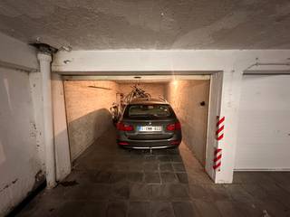 <ul>
	<li>Ruime garagebox gelegen langs de Troonstraat.</li>
	<li>Afmeting: L563 xB294. Maximale hoogte 180</li>
	<li>Verdieping -1</li>
	<li>Onmiddellijk beschikbaar.</li>
</ul>
