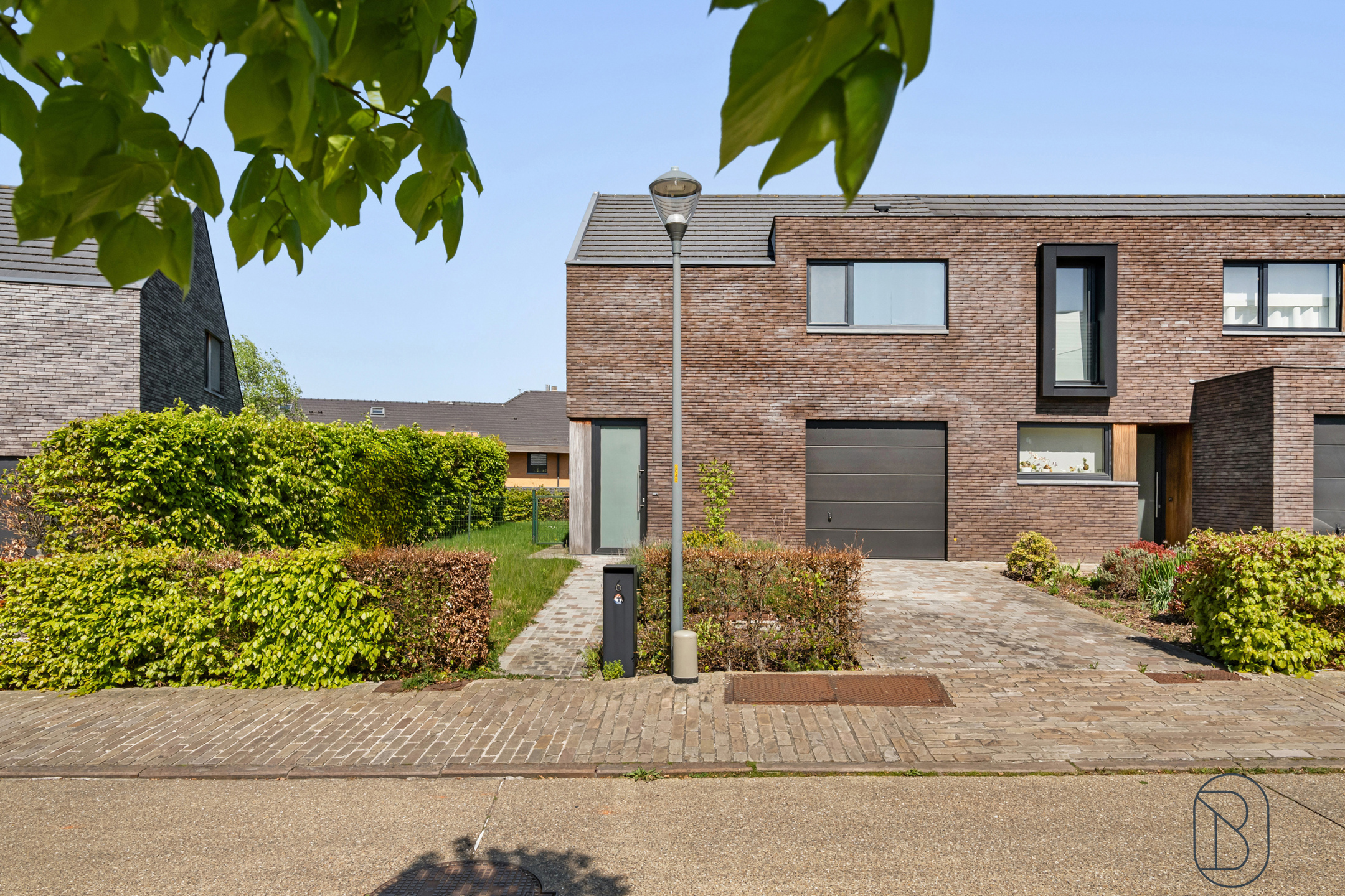 Moderne energiezuinige halfopen bebouwing met 3slpk en tuin - foto 1