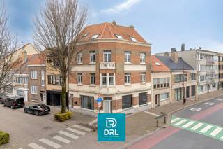 Opbrengsteigendom / Investeringskans op een zichtbare hoeklocatie te Oostende.Dit karaktervolle hoekpand met zuid/zuidwestelijke oriëntatie...