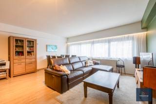 De zeer ruime woning omvat 191m² . Op het gelijkvloers heeft u de gemeenschappelijke hal rechts met kapsalon Krea's styling . Op het einde van...