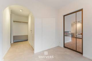 Voor meer info en foto’s, surf naar www.swevers.be – In een rustige straat in Zonhoven vinden we deze charmante open bebouwing die in...