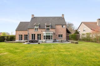 In de residentiële en groene Bieststraat in Hever bevindt zich deze indrukwekkende villa. Met een bewoonbare oppervlakte van 316 m² en een...