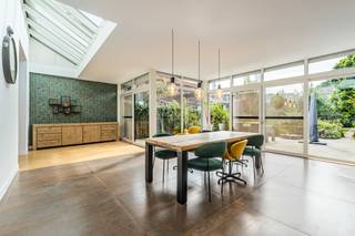 <p>Karaktervol gerenoveerd herenhuis in Vilvoorde met EPC A, zonnepanelen en een ruime tuin.</p>
<p> </p>
<p>Dit stijlvolle huis combineert de charme van een herenwoning uit de 19de eeuw met hedendaags wooncomfort en energiezuinigheid. Dankzij de grondige renovatie, het EPC A-label en de aanwezigheid van 14 zonnepanelen geniet u van een duurzame en comfortabele woonomgeving. De woning beschikt over vijf slaapkamers, twee badkamers en meerdere polyvalente ruimtes (praktijkruimte), ideaal voor grote gezinnen, thuiswerk of hobby’s. De ruime leefruimtes zorgen voor een aangename sfeer, terwijl de tuin van 350 m² een groene buitenruimte biedt om volop te genieten. Gelegen op de Grimbergsesteenweg in Vilvoorde, met vlotte verbindingen naar Brussel en de omliggende gemeenten.</p>
<p> </p>
<p>Belangrijkste ruimtes:<br />• Inkomhal (13,1 m²) met authentieke uitstraling<br />• Ruime woonkamer (34,5 m²) met open haard<br />• Eetkamer (39,8 m²) met veel leefruimte<br />• Volledig uitgeruste keuken (13,7 m²) met inductiekookplaat, Quooker, vaatwasser, koelkast, diepvries, combi-oven en stoomoven<br />• Polyvalente ruimte (14,5 m²) met ingemaakte kasten<br />• Polyvalente ruimte (17,9 m²) met ingemaakte kasten (kan dienen als slaapkamer/praktijk)<br />• 5 slaapkamers, waarvan meerdere voorzien van airco<br />• 2 Badkamers (12 m² &amp; 13 m²)<br />• Mezzanine (29,9 m²) met extra mogelijkheden<br />• Tuin van 350 m² met tuinhuis</p>
<p> </p>
<p>Troeven:<br />• Gerenoveerd herenhuis met authentieke charme<br />• EPC A en zonnepanelen voor energiezuinig wonen<br />• Ruime woning met 5 slaapkamers en grote tuin</p>
<p> </p>
<p>Neem vandaag nog contact op met je ERA-makelaar voor een bezoek.</p>
<p> </p>
<p>JOUW DROOMHUIS. ZO</p>