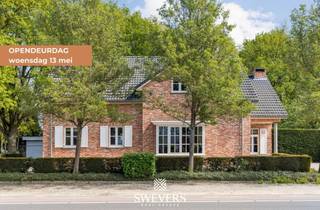Voor meer info en foto’s, surf naar www.swevers.be – Deze open bebouwing op Laan op Heusden 47 in Koersel werd gebouwd in 2006 en biedt met een bewoonbare oppervlakte van 256 m² heel wat ruimte en mogelijkheden. De woning is op te frissen, maar beschikt over een doordachte indeling en een sterke basis om er een eigentijdse en warme thuis van te maken. Op het gelijkvloers kom je binnen via de inkomhal met gastentoilet. Centraal ligt de eetkamer, met aansluitend een aparte living van 18,90 m² met houthaard. De ruime keuken van 28,30 m² biedt plaats voor een eethoek, is uitgerust met een gashaard en geeft rechtstreeks uit op terras en tuin. Verder zijn er een wasplaats, een slaapkamer van ca. 15 m², een dressing, een badkamer met ligbad en dubbele lavabo en een aparte tuinkamer van 14,50 m² met gashaard. Op de verdieping zijn er nog 2 ruime slaapkamers van ca. 20,43 m² en 22,19 m², een tweede badkamer en een mooie vide met ingerichte bibliotheek. Extra bergruimte is er via inbouwkasten en de zolder. Het perceel heeft een oppervlakte van 2876 m², waarvan de bouwgrond bestaat uit 7a55ca. Buiten geniet je van een private noordoostgerichte tuin met bekabeling voor tuinverlichting. Bijkomende troeven zijn de regenwaterput van 5.000 liter, voorbereiding voor luidsprekers en een recent onderhouden ketel. Rustig gelegen, met scholen, winkels, openbaar vervoer en ontspanning in de nabije omgeving en een vlotte verbinding naar de snelweg. Voor meer informatie, bel 011 255 155. Bron bewoonbare oppervlakte: EPC – verslag.