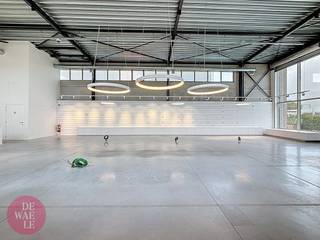 De commerciële ruimte te koop in Mechelen beslaat uit twee niveaus van elk circa 500 m². Eén daarvan bevindt zich op kelderniveau, maar er werd een goederenlift geïnstalleerd. Dankzij de open indeling en grote raampartijen geniet het pand van veel lichtinval en een optimale zichtbaarheid vanaf de hoofdweg.Indeling:-Totale oppervlakte: ca. 1.000 m²-500 m² winkelruimte + 500 m² opslag-Lift tussen verdiepingen-18 parkeerplaatsen voor klanten en personeel-Topligging met hoge visibiliteit in Mechelen-Zuid-Vlotte bereikbaarheid via E19, N16 en openbaar vervoer-Onmiddellijk beschikbaarDeze eigendom biedt een unieke kans voor retailers, toonzaalconcepten, groothandels of dienstverlenende bedrijven die ruimte en zichtbaarheid zoeken in een dynamische regio.Interesse?Neem vandaag nog contact op met Dewaele vastgoed voor meer informatie of een bezichtiging en ontdek het potentieel van deze commerciële toplocatie in Mechelen-Zuid.