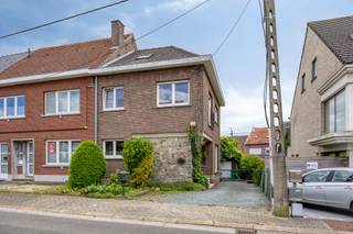 Ruime halfopen bebouwing met zonnige tuin op toplocatie. Op zoek naar een ruime woning met een uitstekende bereikbaarheid en tal van mogelijkheden om volledig naar uw eigen smaak in te richten? Dan is deze degelijke 3-gevel zeker een bezoek waard! Zij is als volgt ingedeeld: - gelijkvloers: inkomhal met inmaakkasten en toilet, keuken uitgevend op de tuin met deels overdekt terras, leefruimte met aansluitend een bijkeuken - verdieping: nachthal met 2 slaapkamers(9m² en 24m²) en badkamer - zolderverdieping: 3de slaapkamer(26m²) - de garage. De zuidgerichte tuin biedt de hele dag door zon. De ideale plek om te genieten van gezellige momenten met familie en vrienden.
Dankzij de stevige betonconstructie vormt deze woning een uitstekende basis voor wie op zoek is naar een duurzame investering. Het interieur kan een opfrisbeurt gebruiken, waardoor u de kans krijgt om de woning volledig naar uw eigen stijl en wensen af te werken.
Troeven van deze woning: - zeer degelijke betonconstructie - Interieur op te frissen maar met veel potentieel - Ideale starterswoning - slechts 1 minuut van de E40 - scholen in de onmiddellijke omgeving - 3 minuten fietsen van het station van Liedekerke - tal van sport- en recreatiemogelijkheden in de buurt.
De combinatie van dit alles maakt deze woning bijzonder aantrekkelijk. Interesse? Maak dan een afspraak op onze kijkdag zaterdag 04 juli tussen 14u en 17u via affligem@immoaccenta.be en ontdek zelf de vele mogelijkheden die deze woning te bieden heeft!